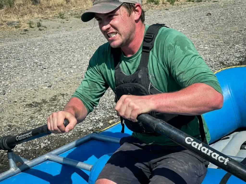Beginner rower muscling the oars with arms only, the arm-rowing mistake that fatigues shoulders fast